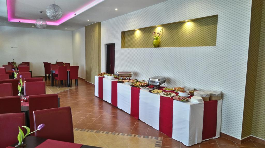 Hotel Gula Batizovce エクステリア 写真